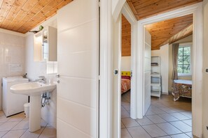 Bathtub, hair dryer - Holiday Apartment "La Casa di Lady" with Sea View, Terrace & Wi-Fi (Ceriale)