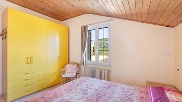 2 bedrooms, iron/ironing board, free WiFi, bed sheets