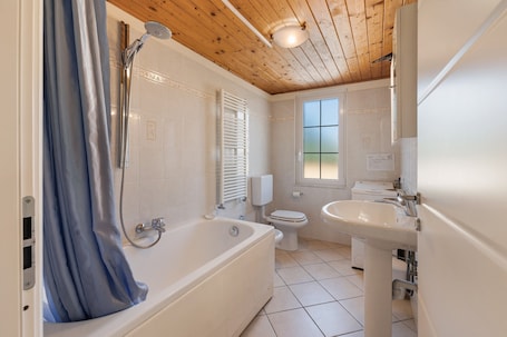 Bathtub, hair dryer. Holiday Apartment "La Casa di Lady" with Sea View, Terrace & Wi-Fi