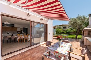 屋外ダイニングエリア