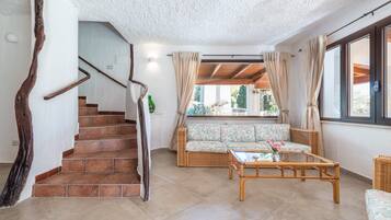 Télévision, cheminée, table de tennis de table