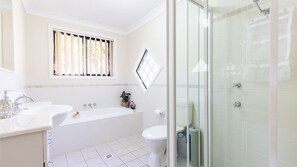 Bathtub - The Seahorse, 3a Seahorse Close (Corlette)
