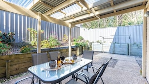 Outdoor dining - The Seahorse, 3a Seahorse Close (Corlette)