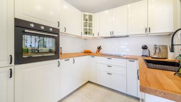 Fridge, oven, stovetop, dishwasher