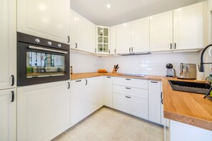 Kjøleskap, ovn, kokeplater og oppvaskmaskin