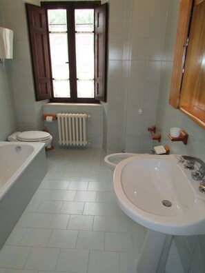 Baignoire, bidet, serviettes fournies, savon
