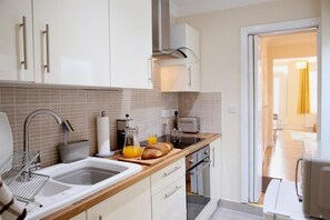 Fridge, microwave, oven, stovetop - 2BR Stylish Norwich Stay Near Cathedral | Parking (Norwich)