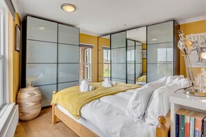 1 bedroom, desk, iron/ironing board, travel cot - City Heights View with Rooftop Garden & Views (Norwich)