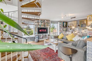 Smart TV, fireplace, DVD player, books - City Heights View with Rooftop Garden & Views (Norwich)