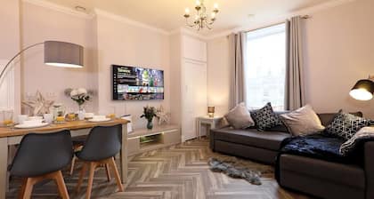 4BR Elegant Stay | Golden Triangle | Parking