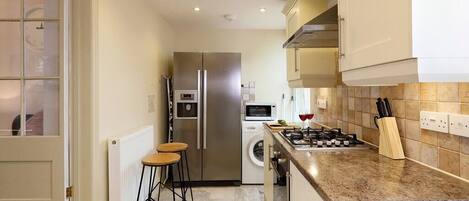 Een koelkast, een microgolfoven, een oven, een kookplaat