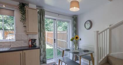 "Ginger and Gold Haven" – Peaceful Retreat with Free Parking, Garden, and Super King Bed