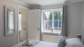 2 chambres, bureau, fer et planche Ă repasser, lit parapluie