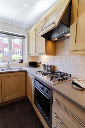 ثلاجة، ميكروويف، فرن، موقد طهي مسطح