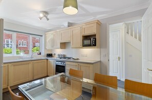 ثلاجة، ميكروويف، فرن، موقد طهي مسطح