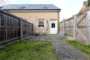 Exterior - "Stafford Rest" – Cozy Apartment with Smart TV, WiFi, and Stunning Street Views (Norfolk)