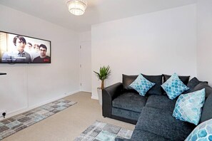 TV, offices - "Stafford Rest" – Cozy Apartment with Smart TV, WiFi, and Stunning Street Views (Norfolk)
