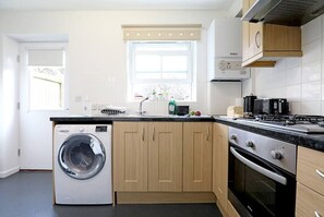 Fridge, microwave, oven, stovetop - "Stafford Rest" – Cozy Apartment with Smart TV, WiFi, and Stunning Street Views (Norfolk)