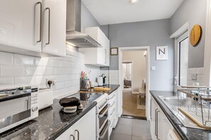 ثلاجة، ميكروويف، فرن، موقد طهي مسطح