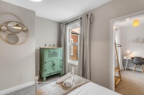 2 habitaciones, escritorio, tabla de planchar con plancha y wifi gratis
