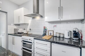Fridge, microwave, oven, stovetop - 2BR Cosy Stay | Near Cathedral |Parking |Workspace (Norfolk)