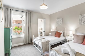 2 عدّة غرف نوم ومكتب ومكواة/لوح كي وسرير سفر