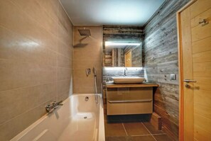 Bathtub, hair dryer, soap, shampoo - Beautiful apartment Megève center (Megève)