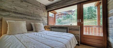 2 bedrooms, iron/ironing board, travel cot, free WiFi