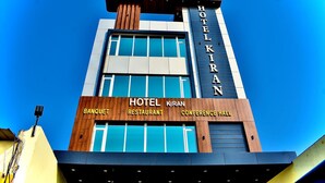 A hotel named "Hotel Kiran" with a modern design, featuring a banquet, restaurant, and conference hall. - Hotel Kiran (Haridwar)