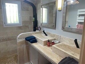 Ensemble douche/baignoire, sĂšche-cheveux, serviettes fournies, savon