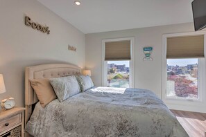 2 bedrooms, desk, iron/ironing board, travel cot - Traverse City Townhome: Walk to Beach! (Traverse City)