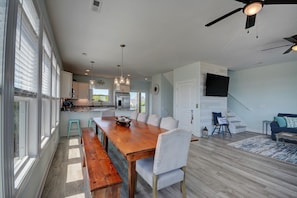 Dining - Knot Salty: Ocean-view 4-bedroom for up to 11 in North Topsail Beach. (North Topsail Beach)