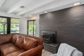 Smart TV, fireplace - 2Kings 2Doubles - Boat Dock in Cozy Cove PetsAsk (Mead)