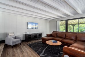 Smart TV, fireplace - 2Kings 2Doubles - Boat Dock in Cozy Cove PetsAsk (Mead)