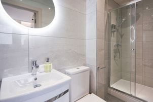 Suite superior | Baño | Artículos de higiene personal gratuitos, secador de pelo y toallas