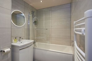 Superior Suite | Bathroom | Free toiletries, hair dryer, towels - Humber Lofts Serviced Suites (Hull)
