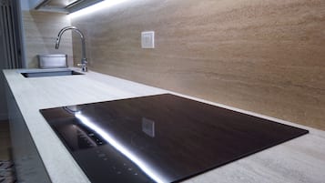 Wasserkocher mit Kaffee-/Teezubehör, Kühlschrank, Mikrowelle, Ofen
