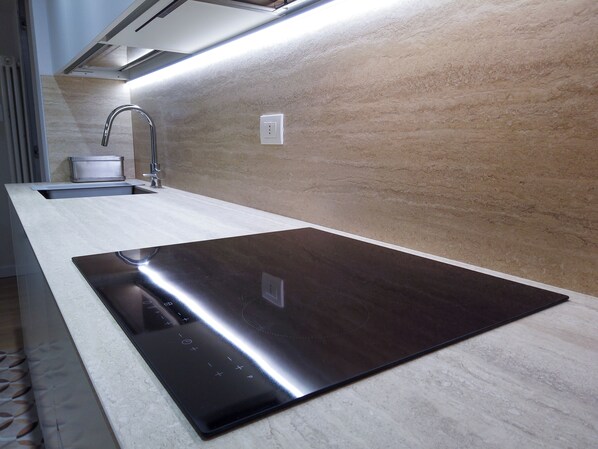 Réfrigérateur, micro-ondes, four, plaque de cuisson