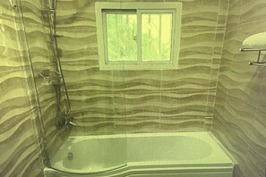 Bañera con ducha, bañera profunda, toallas