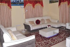 Flat-screen TV, DVD player - 4bed Villa Sleeps 8 - Wifi, Parking, Garden (Serrekunda)