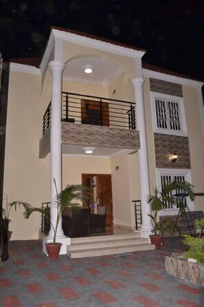 Villa | Exterior - 4bed Villa Sleeps 8 - Wifi, Parking, Garden (Serrekunda)