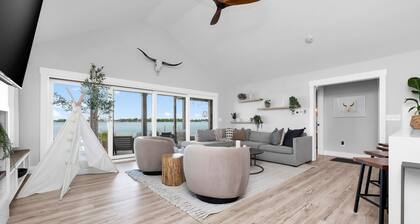 Roxie's Modern Lake Front House on the water!