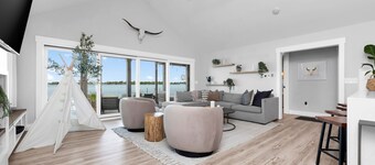 Roxie's Modern Lake Front House on the water!