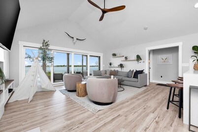 Roxie's Modern Lake Front House on the water!