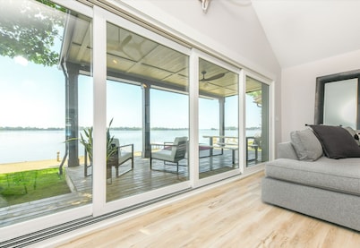 Roxie's Modern Lake Front House on the water!