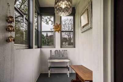 comfortably sleeps 10 guests