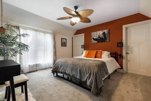 Escritorio, tabla de planchar con plancha, cuna de viaje y wifi gratis 