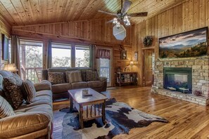 Fireplace - Strawberry Fields, Pool Access, Near Dollywood, $560 FREE tickets each paid day (Sevierville)