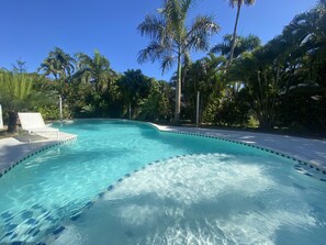 Una piscina al aire libre