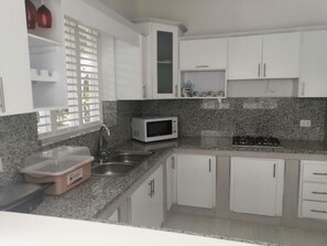 Kjøleskap, mikrobølgeovn, kokeplater og kaffetrakter/tekoker